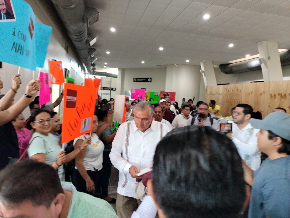 Adán Augusto López fue recibido por simpatizantes de Morena en Ciudad del Carmen