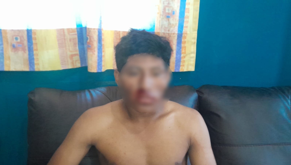 El joven fue esposado y amenazado con ser violado