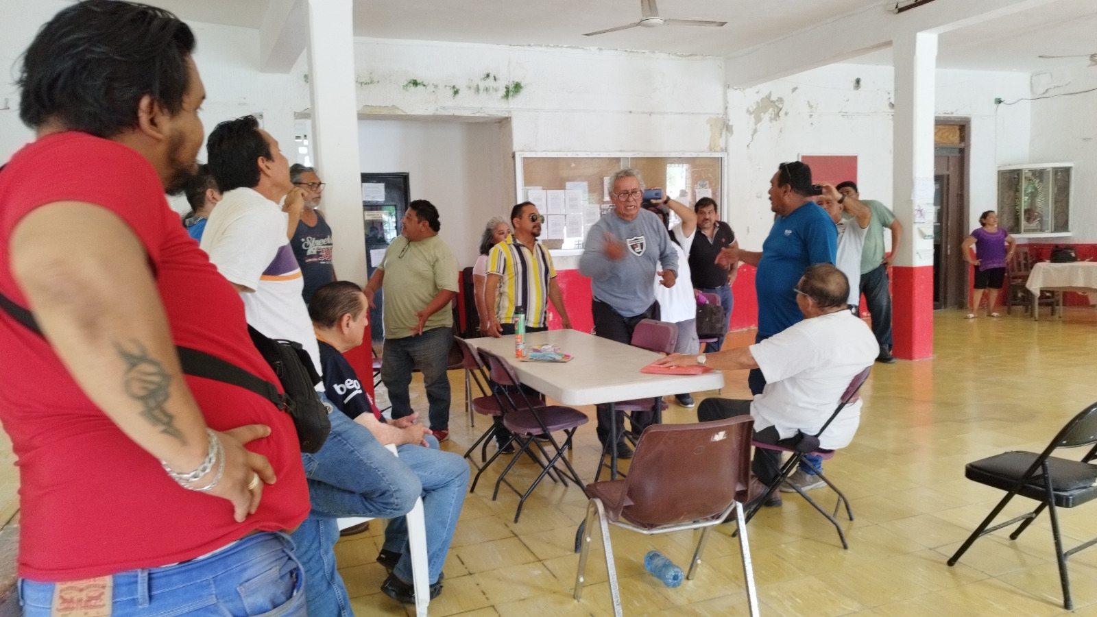 La discusión fue a gritos e insultos