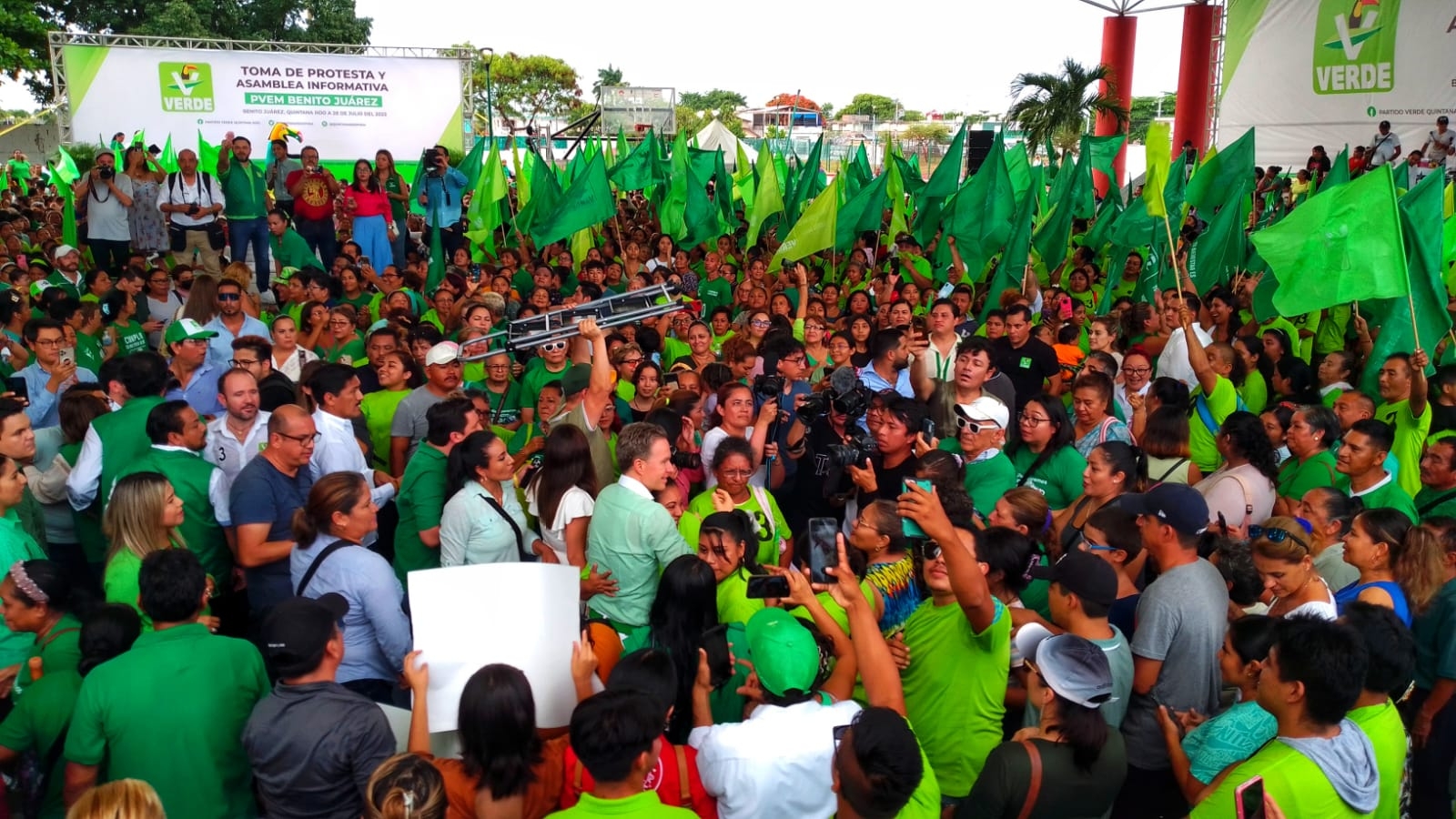 Cerca de dos mil personas acudieron a la asamblea con Manuel Velasco Cerca de dos mil personas acudieron a la asamblea con Manuel Velasco
