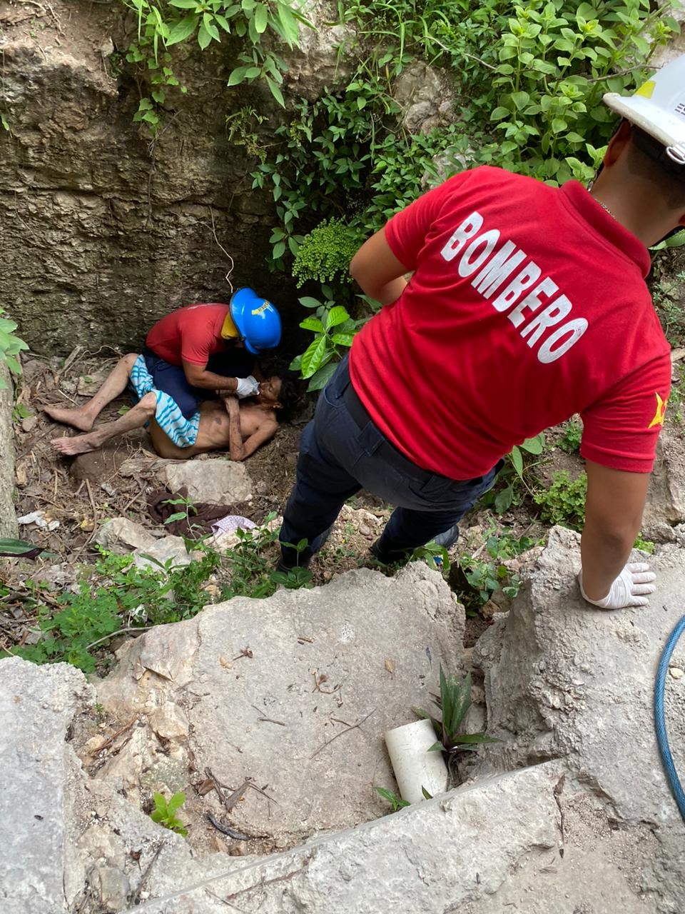 Durante tres días intentó salir por sus propios medios, pero no lo consiguió porque sufría mucho dolor Durante tres días intentó salir por sus propios medios, pero no lo consiguió porque sufría mucho dolor