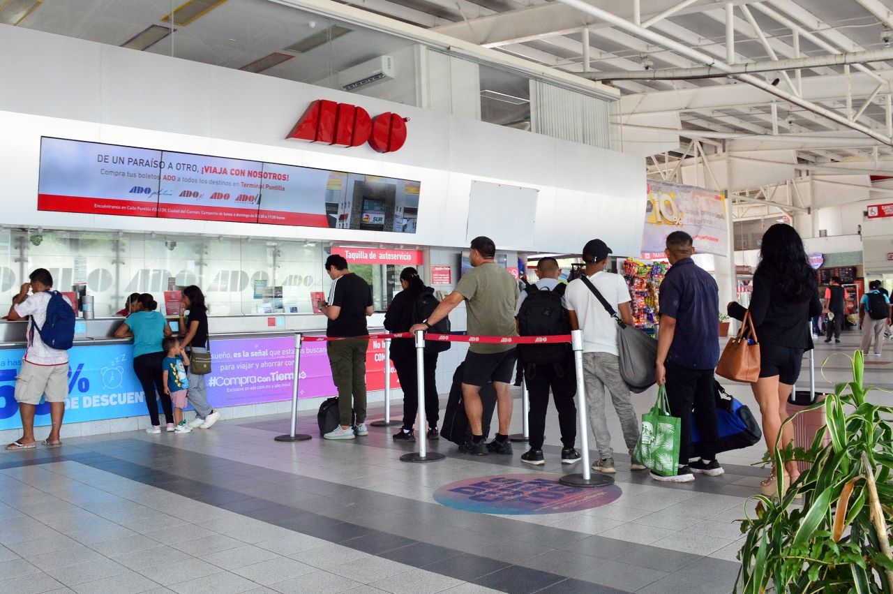 Repunta afluencia de viajeros en terminales terrestres de Campeche