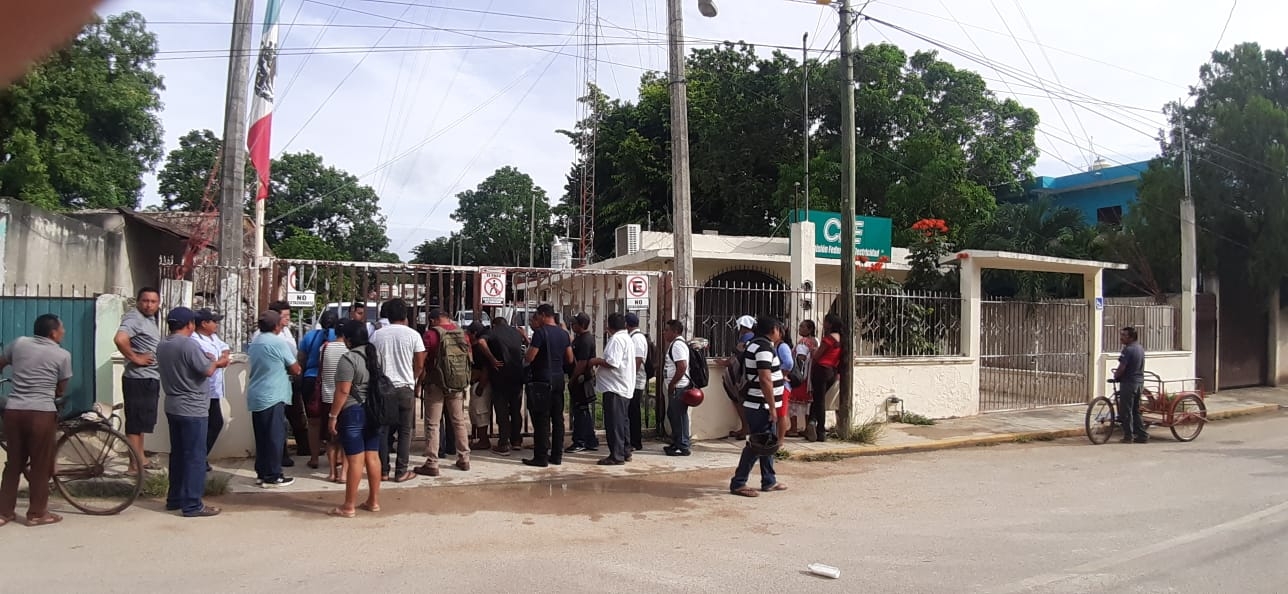 Los productores que llegaron a manifestarse esta mañana ante la CFE provienen de las comunidades de Kancabchen, Kantemo, Zafarrancho, San Carlos, entre otros