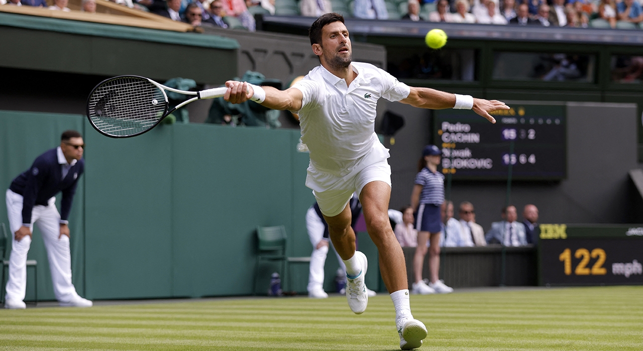 Novak Djokovic venció al argentino Pedro Cachín por 6-3, 6-3 y 7-6 en un partido que estuvo parado por la lluvia durante más de hora y media.