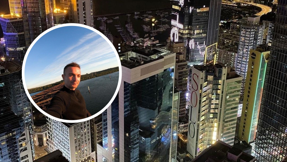 El joven entró al edificio diciendo que va a reunirse con un amigo El joven entró al edificio diciendo que va a reunirse con un amigo