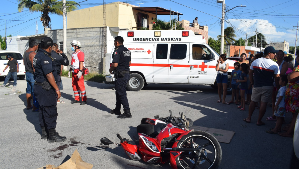 Los más de 50 curiosos complicaron la llegada de la ambulancia Los más de 50 curiosos complicaron la llegada de la ambulancia