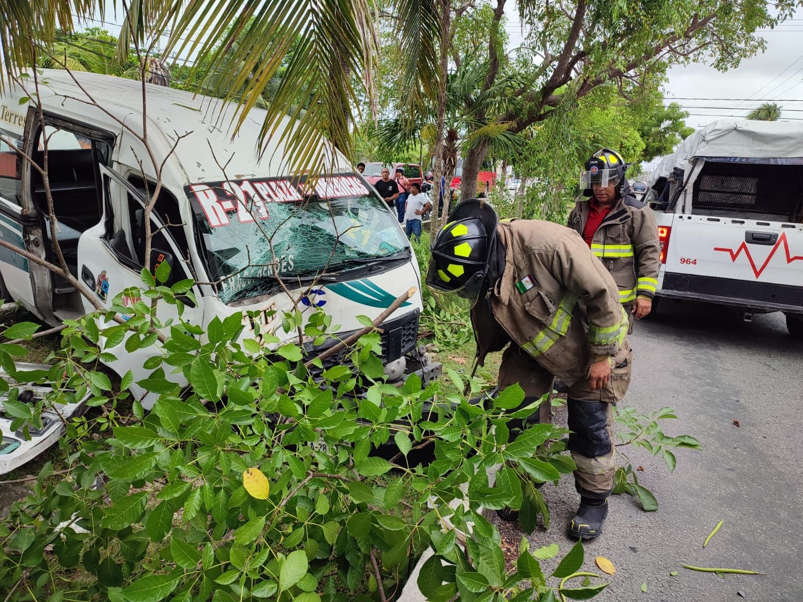 Al lugar llegaron al menos tres ambulancias particulares para auxiliar a los lesionados