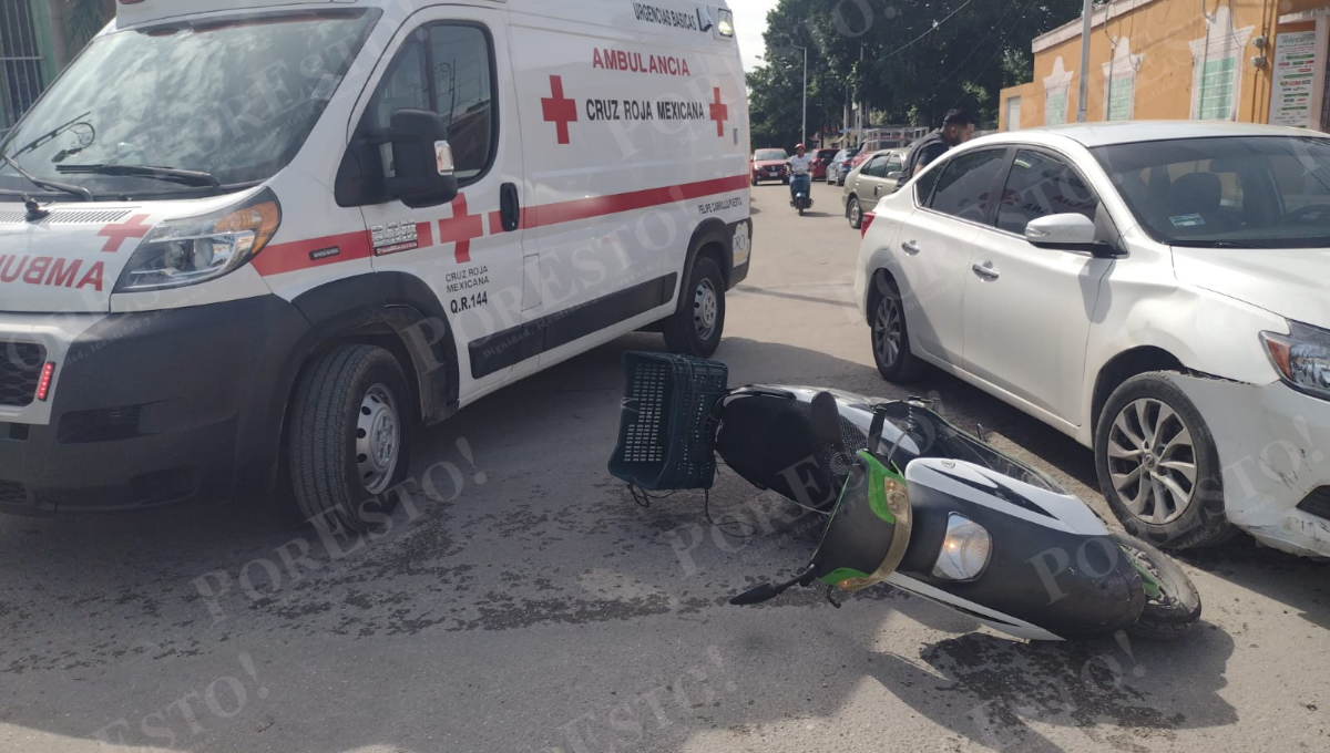 Motocicleta choca contra un auto en Carrillo Puerto; una joven resultó lesionada