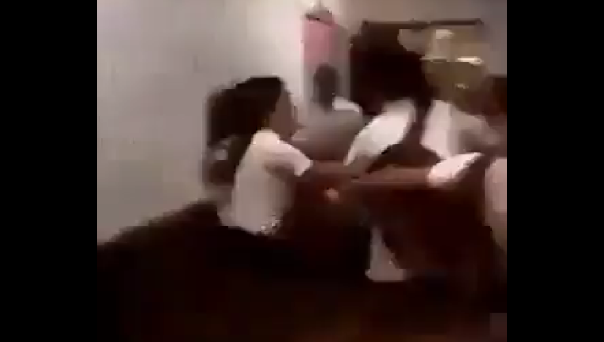sus compañeros tuvieron que detener al joven que golpeó sin temor a su novia sus compañeros tuvieron que detener al joven que golpeó sin temor a su novia