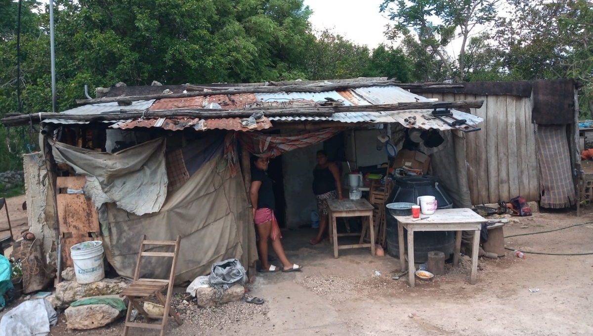 Las casas de huano de la comunidad están a punto de caer