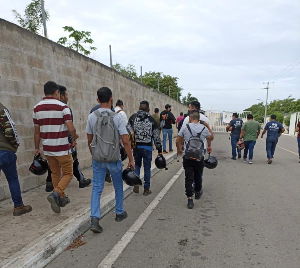Trabajadores aseguran que existen tratos injustos en la empresa. Trabajadores aseguran que existen tratos injustos en la empresa.