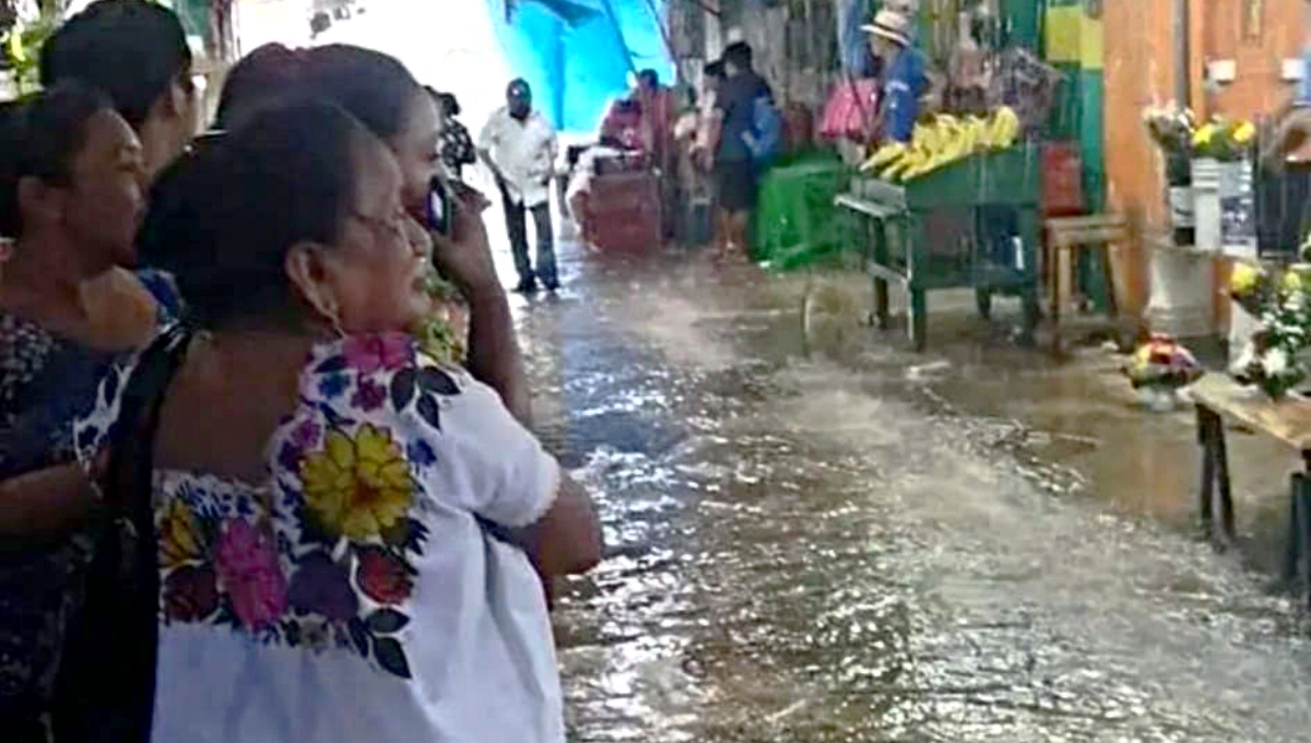El agua inundó el Mercado Lucas de Gálvez de Mérida