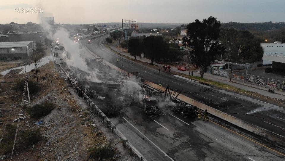 La autopista se encuentra cerrada en ambos sentidos La autopista se encuentra cerrada en ambos sentidos
