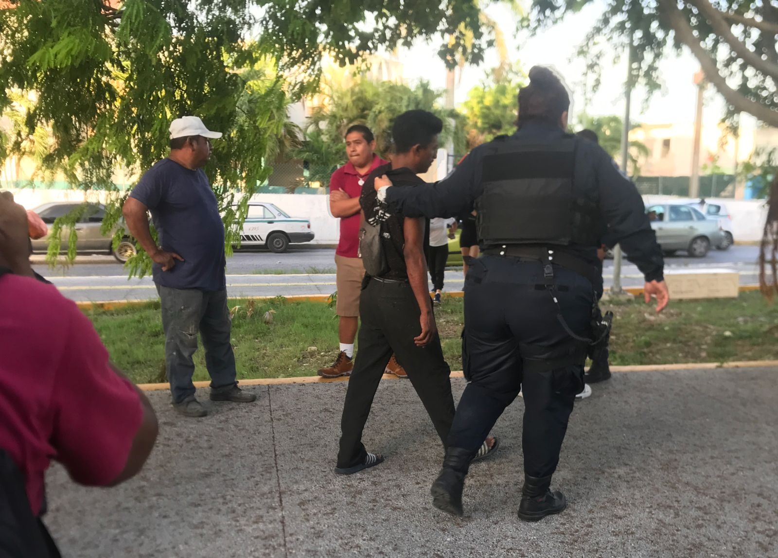Detienen a mecánico por acosar a una joven en Cancún Detienen a mecánico por acosar a una joven en Cancún