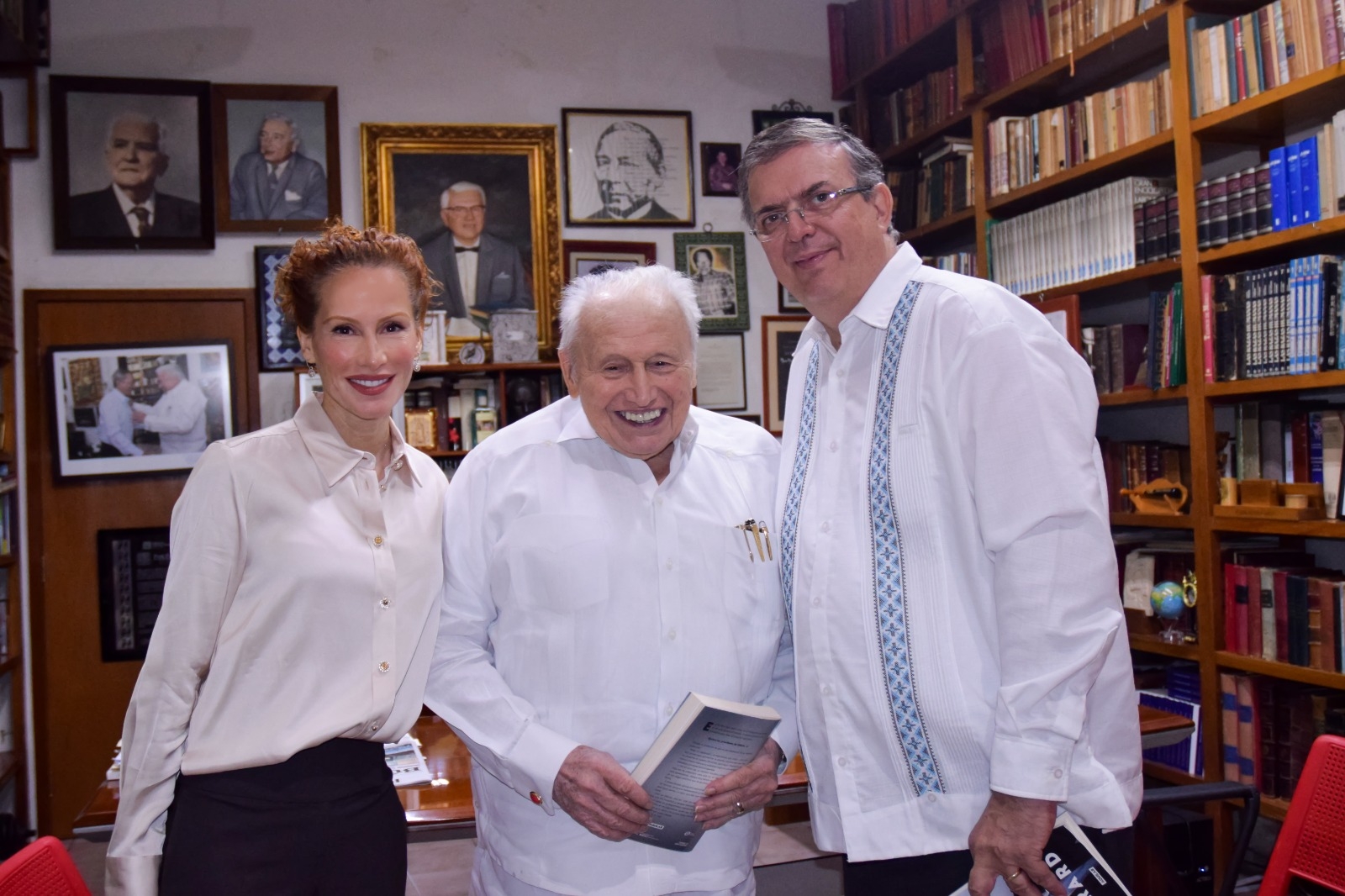 Marcelo Ebrard entregó una copia de su libro al Fundador y Director Honorario de Por Esto!, Mario Renato Menéndez Rodríguez, junto a la Directora General Alicia Menéndez Figueroa