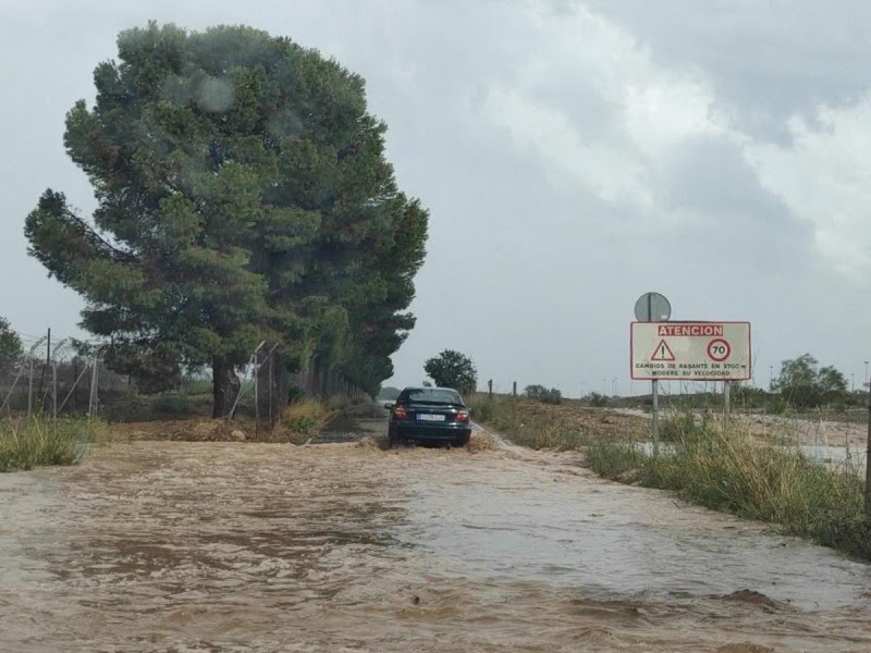 Tormenta provoca afectaciones en Zaragoza, España; personas quedan atrapadas