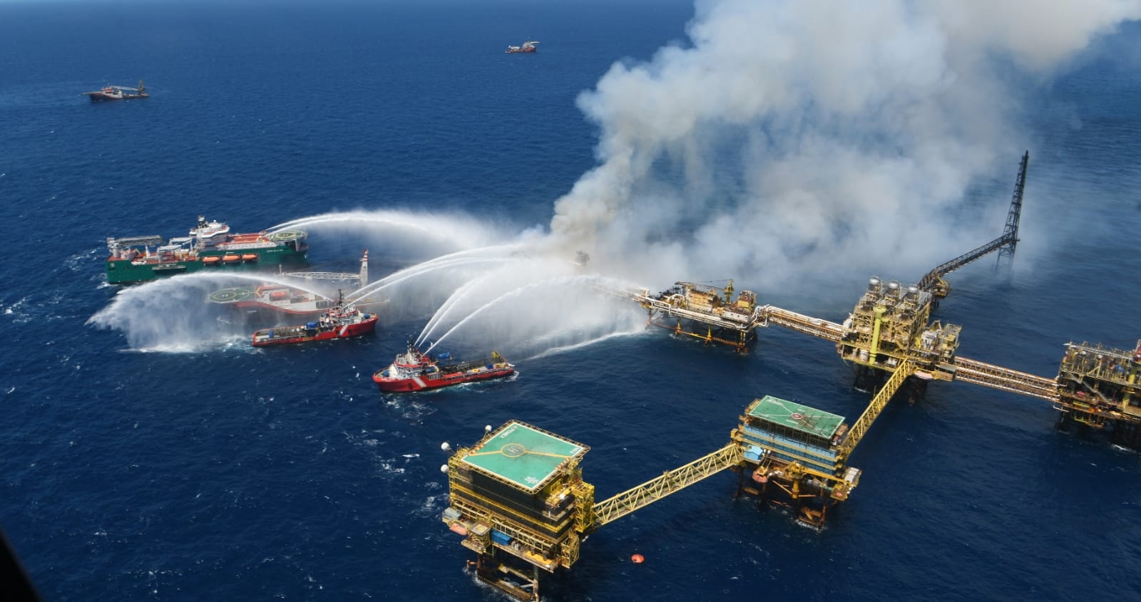 El incendio en el Complejo Cantarell de la Sonda de Campeche continúa