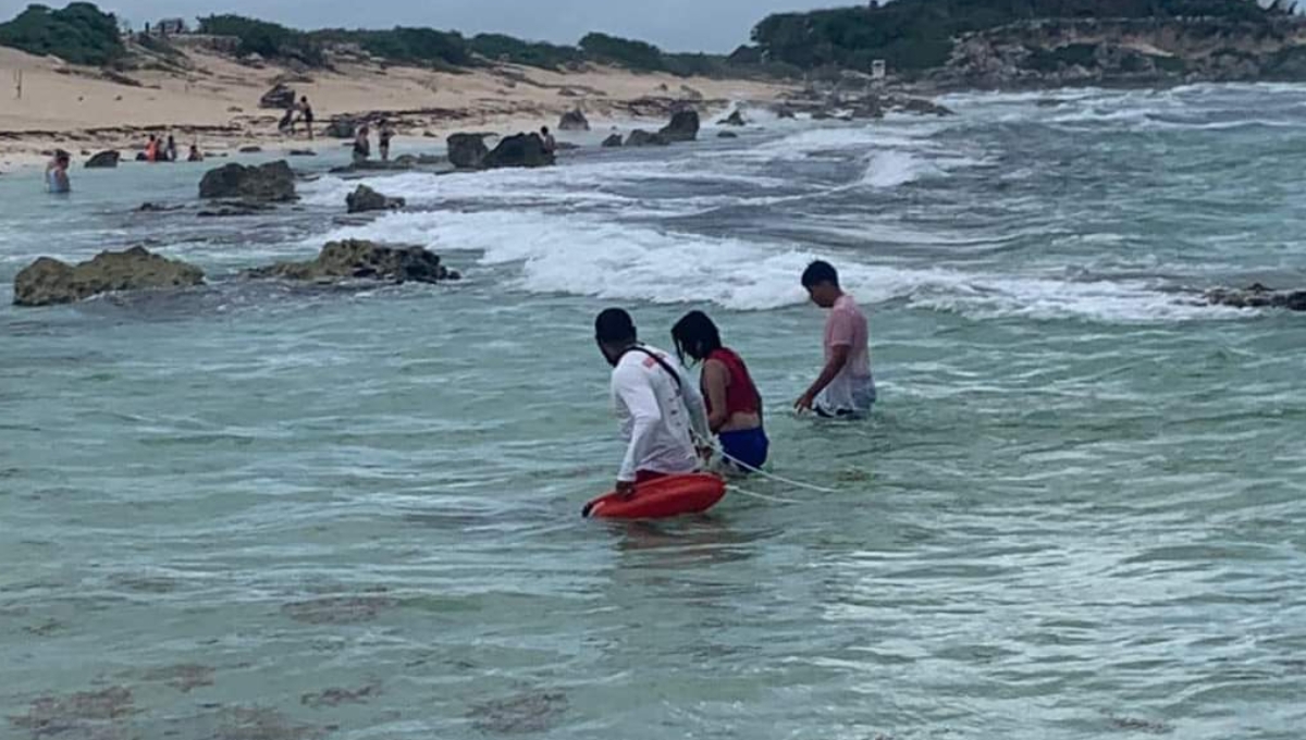 Los guardavidas del lugar se dieron cuenta de que una niña de 12 años de edad y un niño de 10 habían comenzado a alejarse de la orilla, hacia mar adentro. Los guardavidas del lugar se dieron cuenta de que una niña de 12 años de edad y un niño de 10 habían comenzado a alejarse de la orilla, hacia mar adentro.