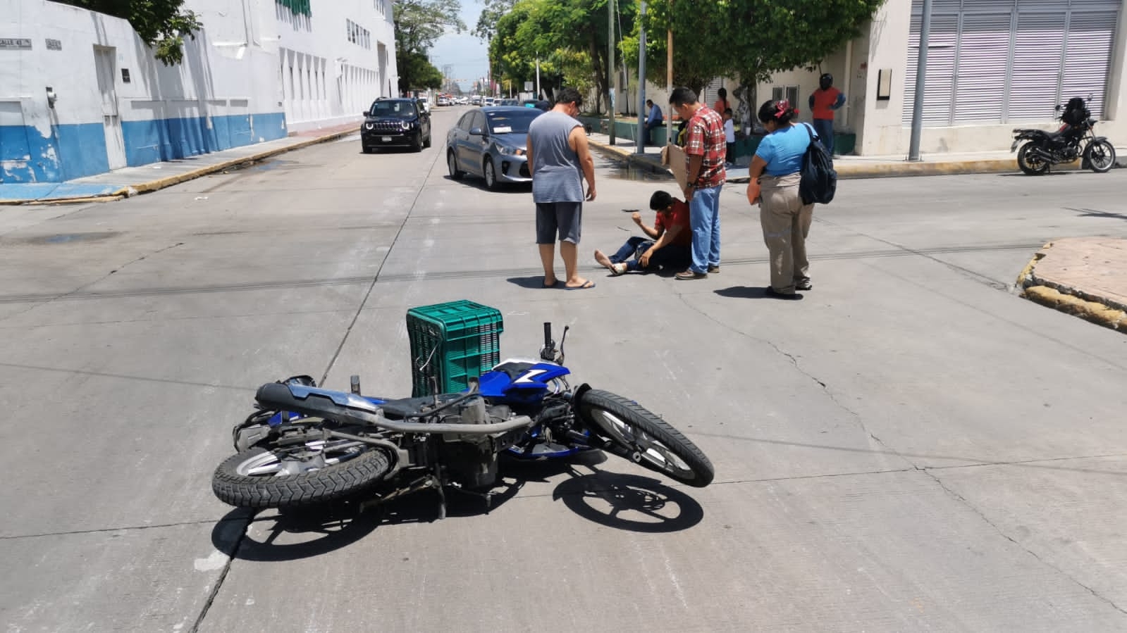 El motociclista terminó en el pavimento con varias heridas El motociclista terminó en el pavimento con varias heridas