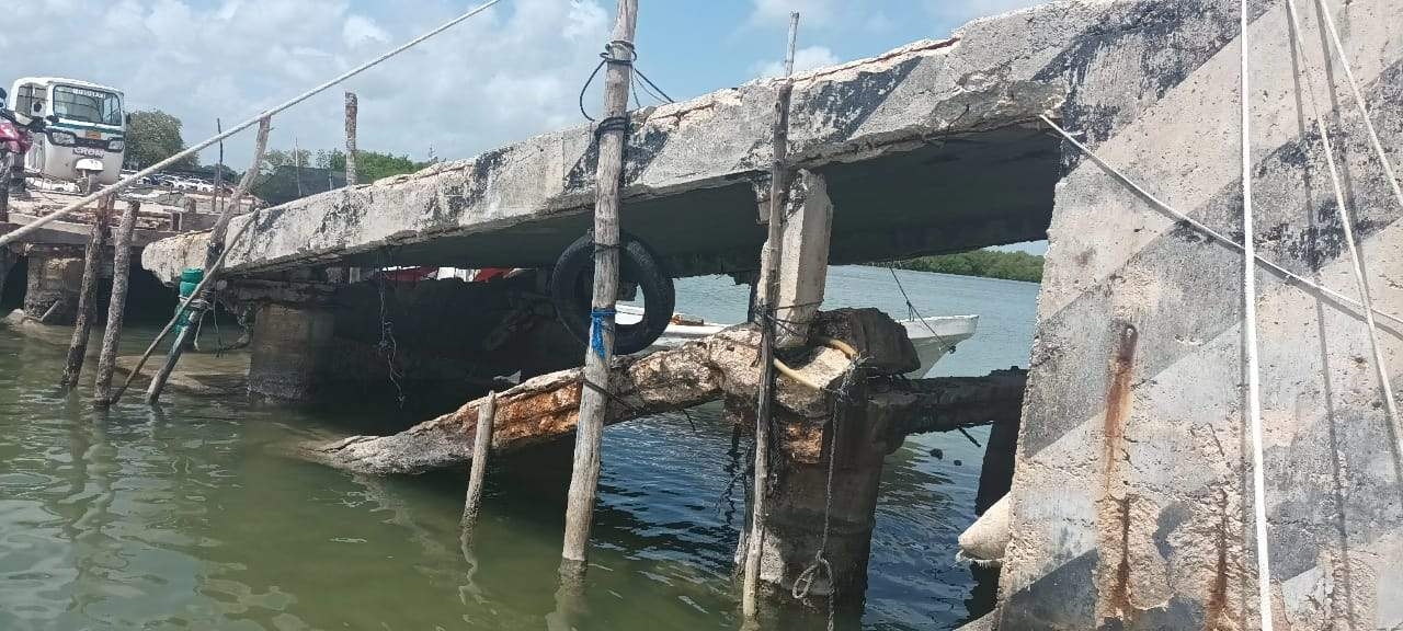 El muelle pesquero del Puerto de Chiquilá ha sido afectado por la carencia de mantenimiento. El muelle pesquero del Puerto de Chiquilá ha sido afectado por la carencia de mantenimiento.