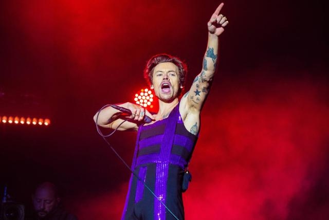 Harry Styles ha sufrido de golpes por objetos que las fans lanzan al escenario Harry Styles ha sufrido de golpes por objetos que las fans lanzan al escenario