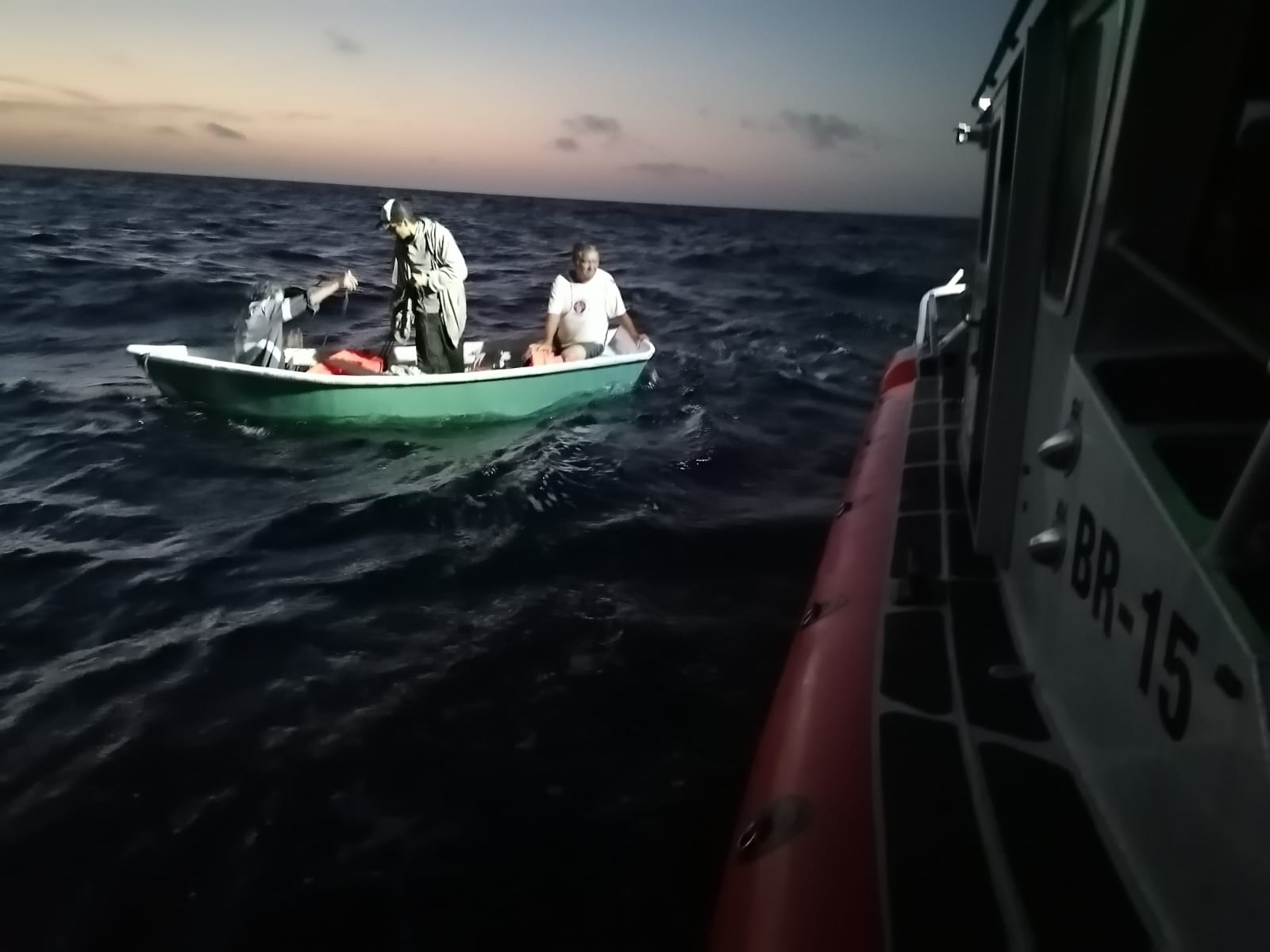 Los pescadores recibieron atención médica para verificar que estuvieran en optimas condiciones