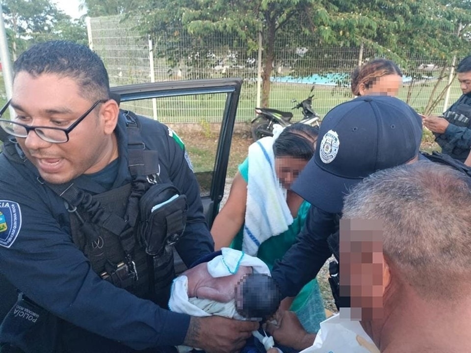 Uniformados auxiliaron a la mujer y a su bebé para ser trasladados a un hospital