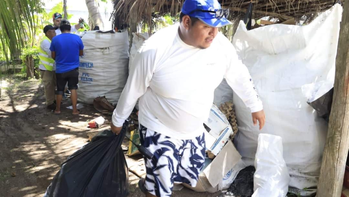 Las botellas serán transformadas en artesanías como lámparas y floreros Las botellas serán transformadas en artesanías como lámparas y floreros