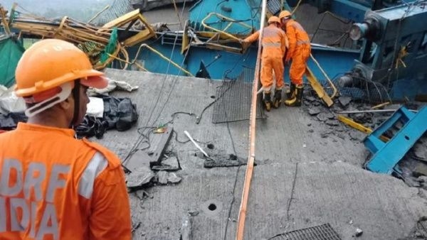Mueren al menos 20 trabajadores tras colapsar grúa sobre autopista en India Mueren al menos 20 trabajadores tras colapsar grúa sobre autopista en India