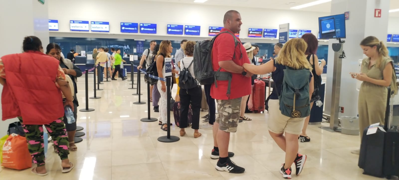 Los pasajeros de Volaris pudieron abordar el vuelo tras pasar un mal rato