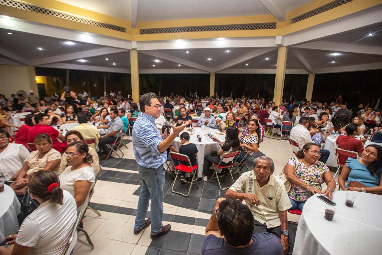 Liborio Vidal se reunió con vecinos de colonias del Oriente de Mérida