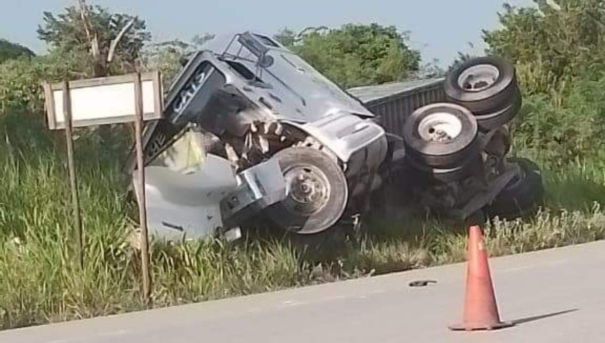 La camioneta responsable del choque acudió a verificar la volcadura