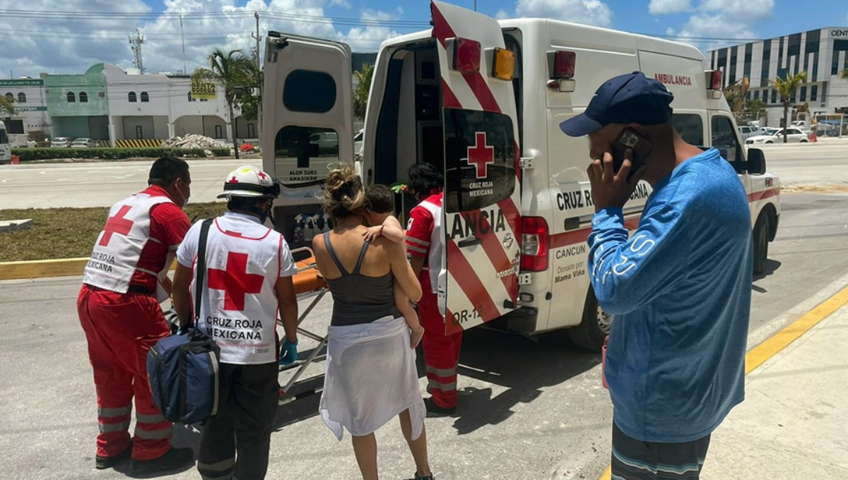 Salvan a niño extranjero de morir ahogado en Cancún