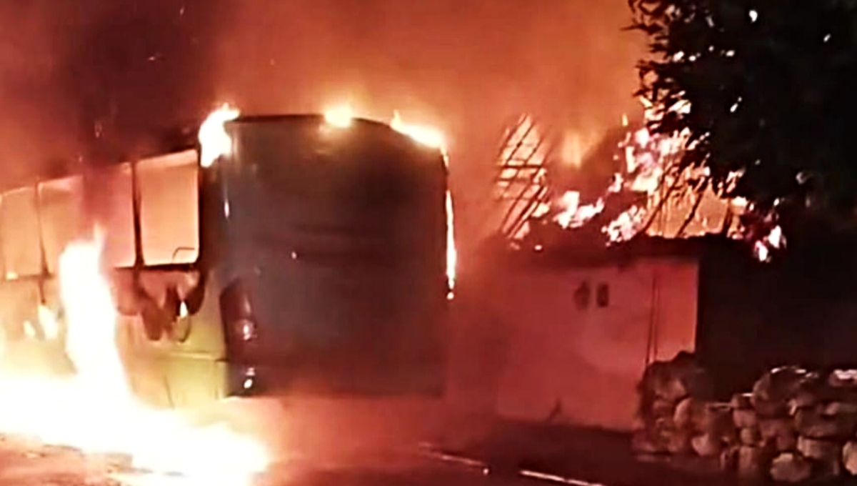 El incendio del camión alcanzó una casa de huano, la cual también fue afectada El incendio del camión alcanzó una casa de huano, la cual también fue afectada