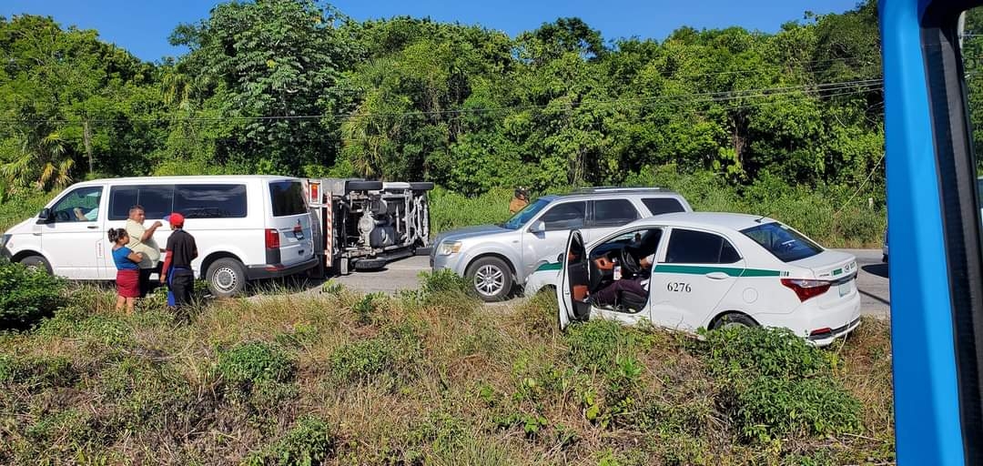 Por accidente rumbo a Cancún cierran la carretera 307