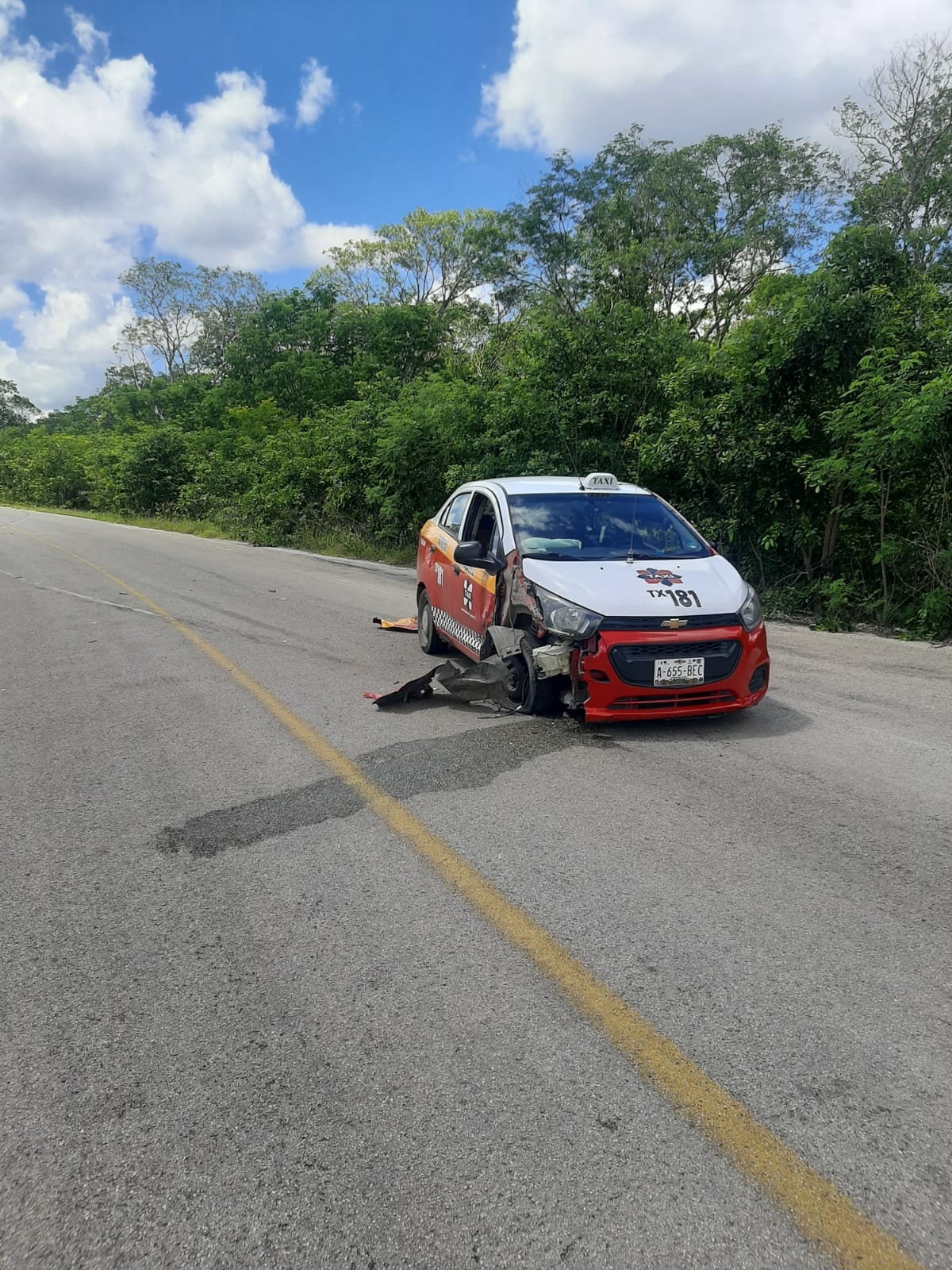 Taxi se impacta con auto particular en Hopelchén