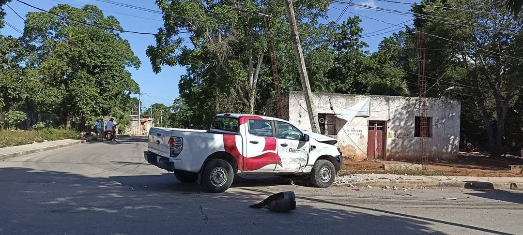 Automovilista se impacta contra poste de luz en José María Morelos