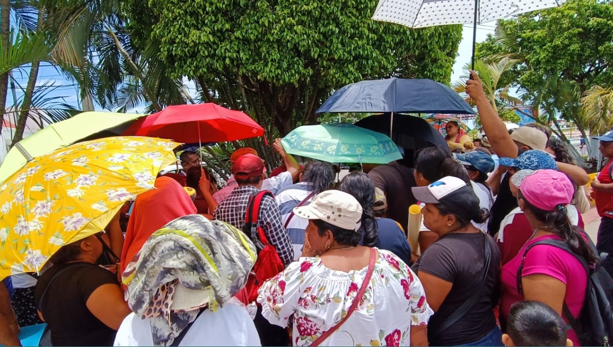 La protesta se lleva acabo frente el Palacio Municipal de Ciudad del Carmen