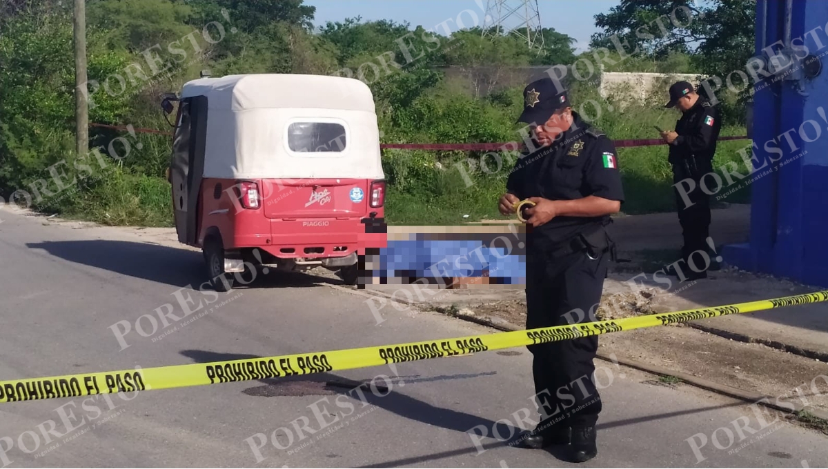 El hombre permaneció sobre la acera sin vida El hombre permaneció sobre la acera sin vida