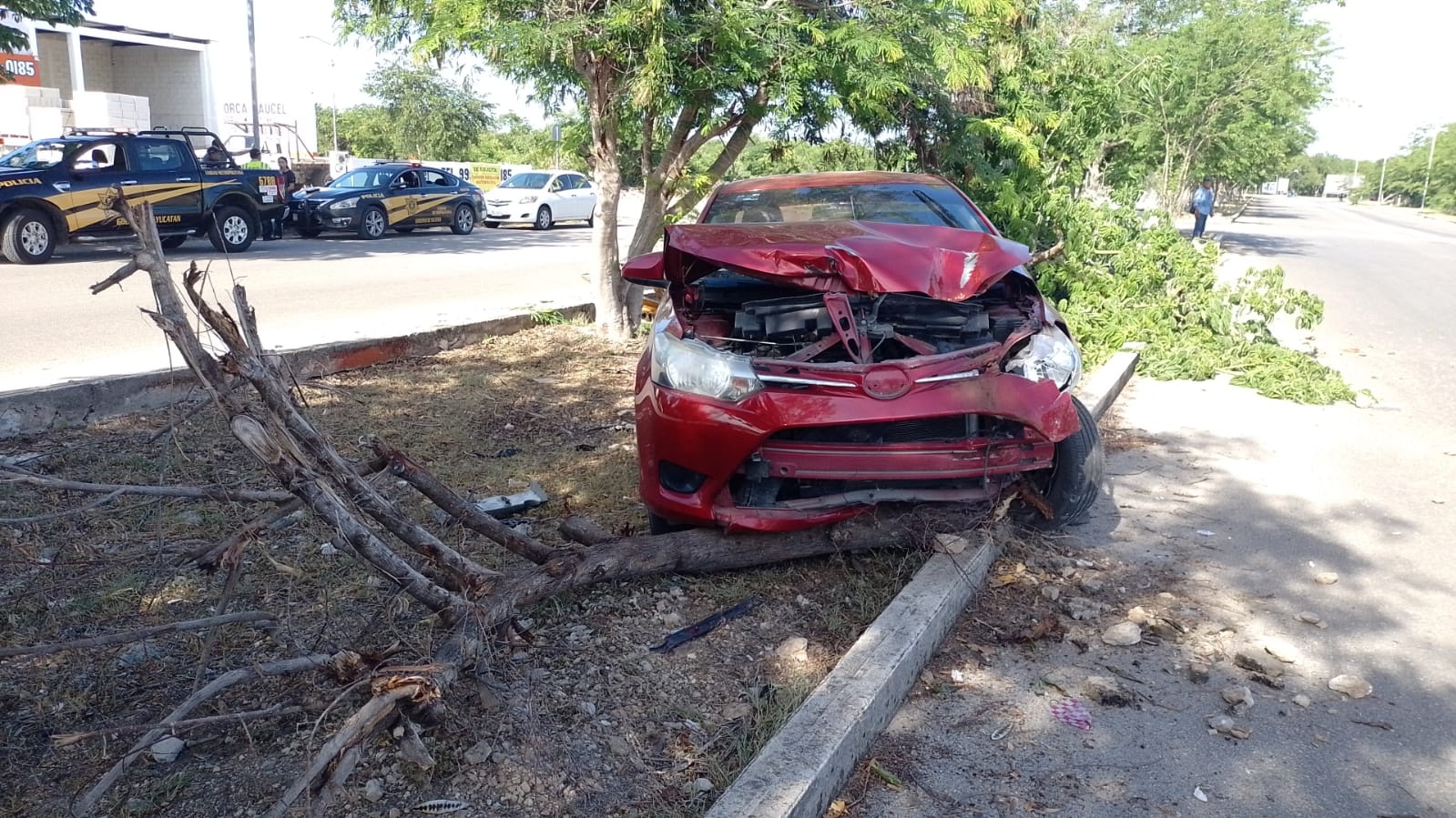 El auto presentó graves daños materiales El auto presentó graves daños materiales