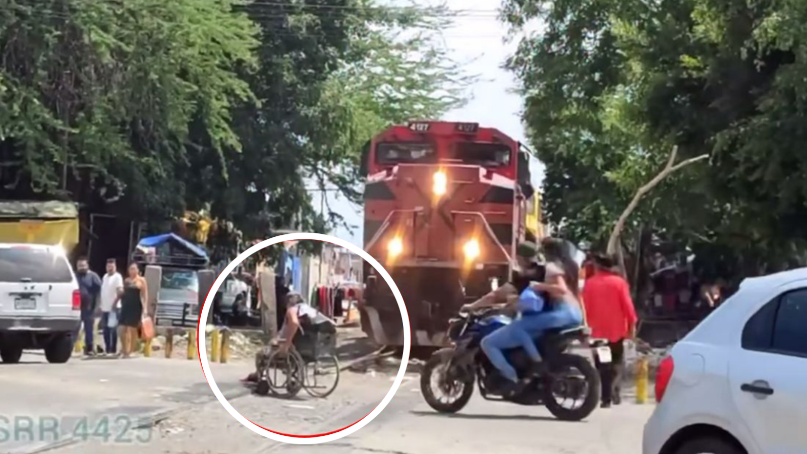 Hombre en silla de ruedas intenta ganarle al tren en Jalisco Hombre en silla de ruedas intenta ganarle al tren en Jalisco