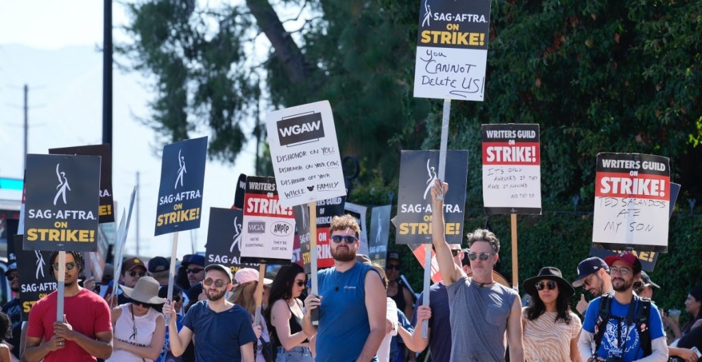 Sindicato de Guionistas piden al gobierno regular las plataformas de streaming en EU