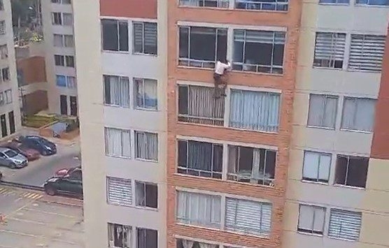 Una mujer perdió la vida tras caer al vacío desde un séptimo piso de un edificio de viviendas