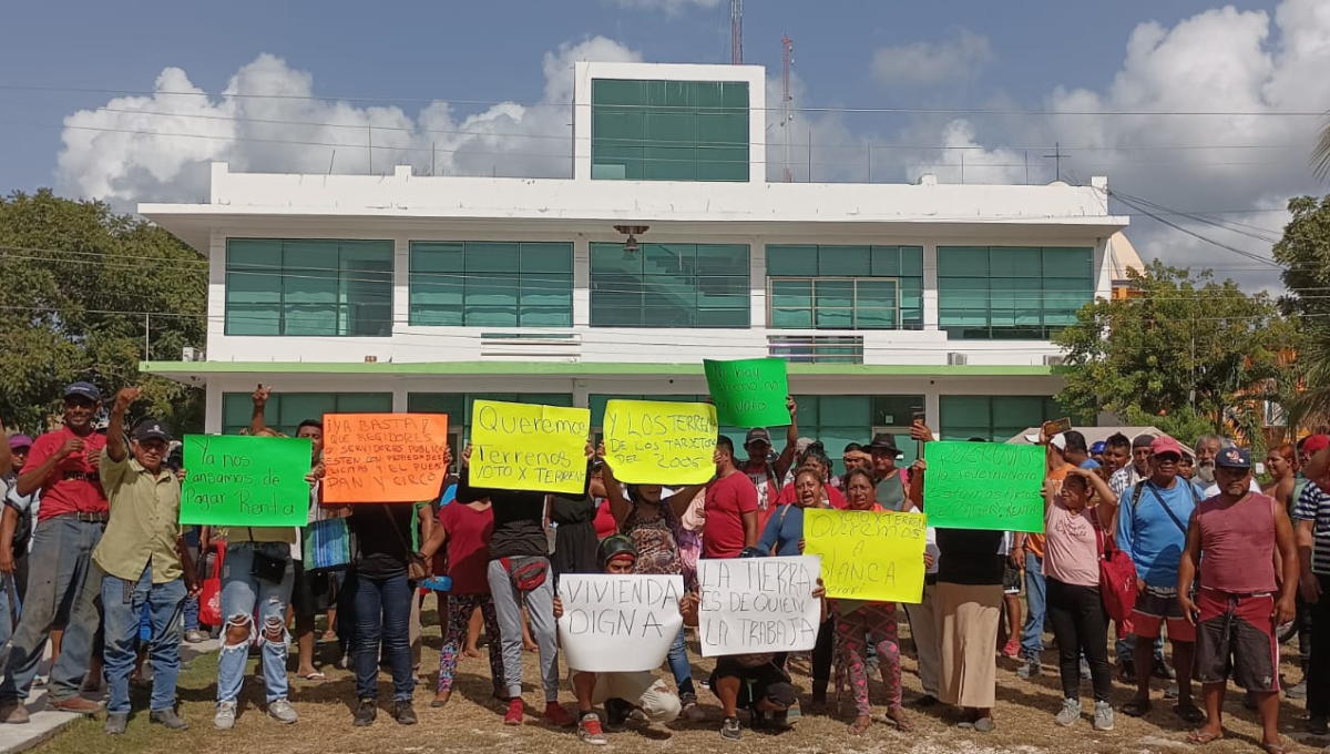 Vecinos de Puerto Morelos se manifiestan por desalojo de un predio en la Ruta de los Cenotes