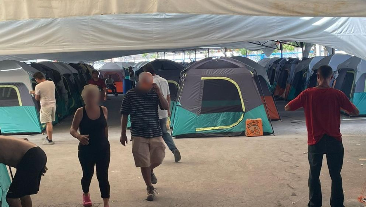 Se detalló que el albergue cuenta con: baños portátiles, regaderas con agua potable, lavaderos, suministro suficiente de agua