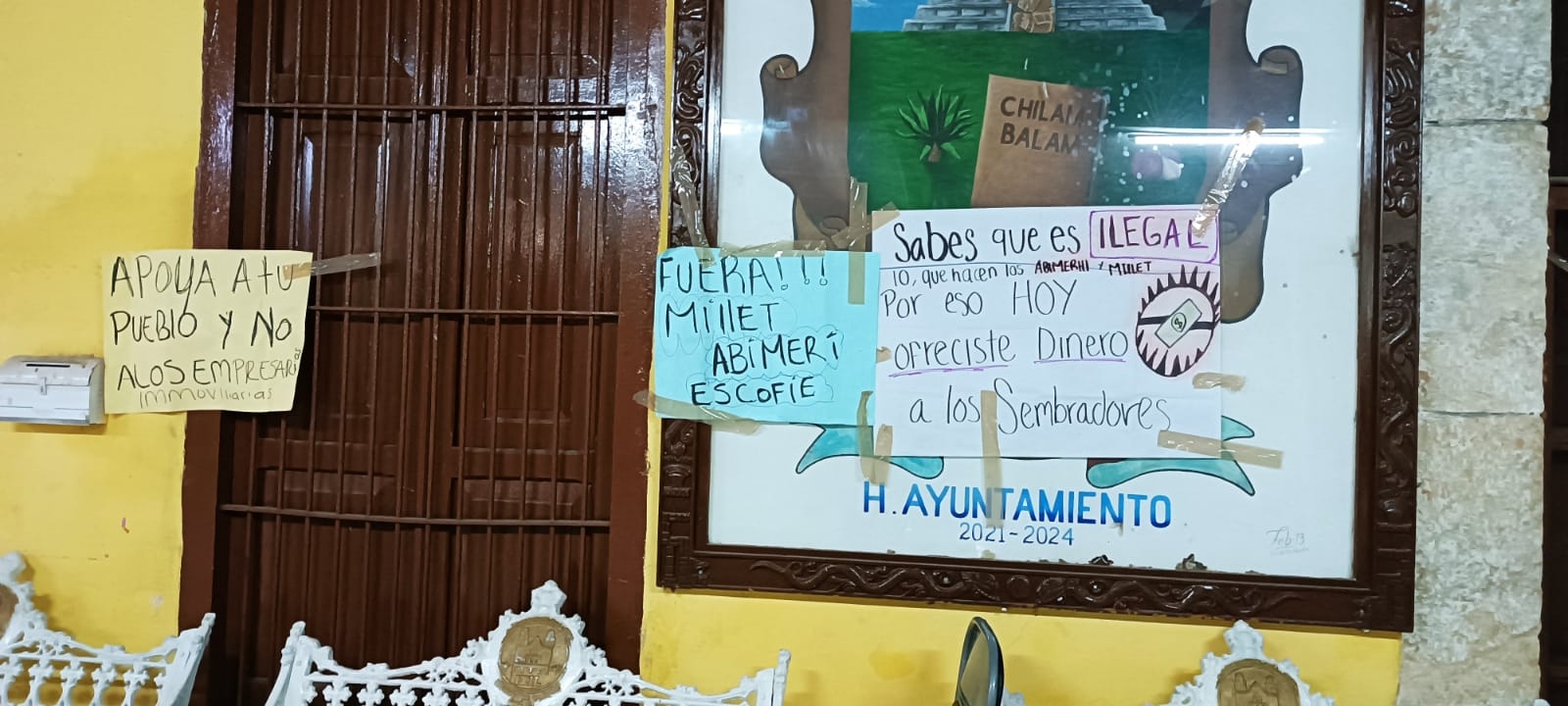 Las pancartas fueron pegadas en el Palacio Municipal de Ixil contra la alcaldesa Sandra Pech Las pancartas fueron pegadas en el Palacio Municipal de Ixil contra la alcaldesa Sandra Pech