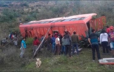 Al lugar arribaron brigadas de la policía y bomberos quienes rescatar los cuerpos fallecidos