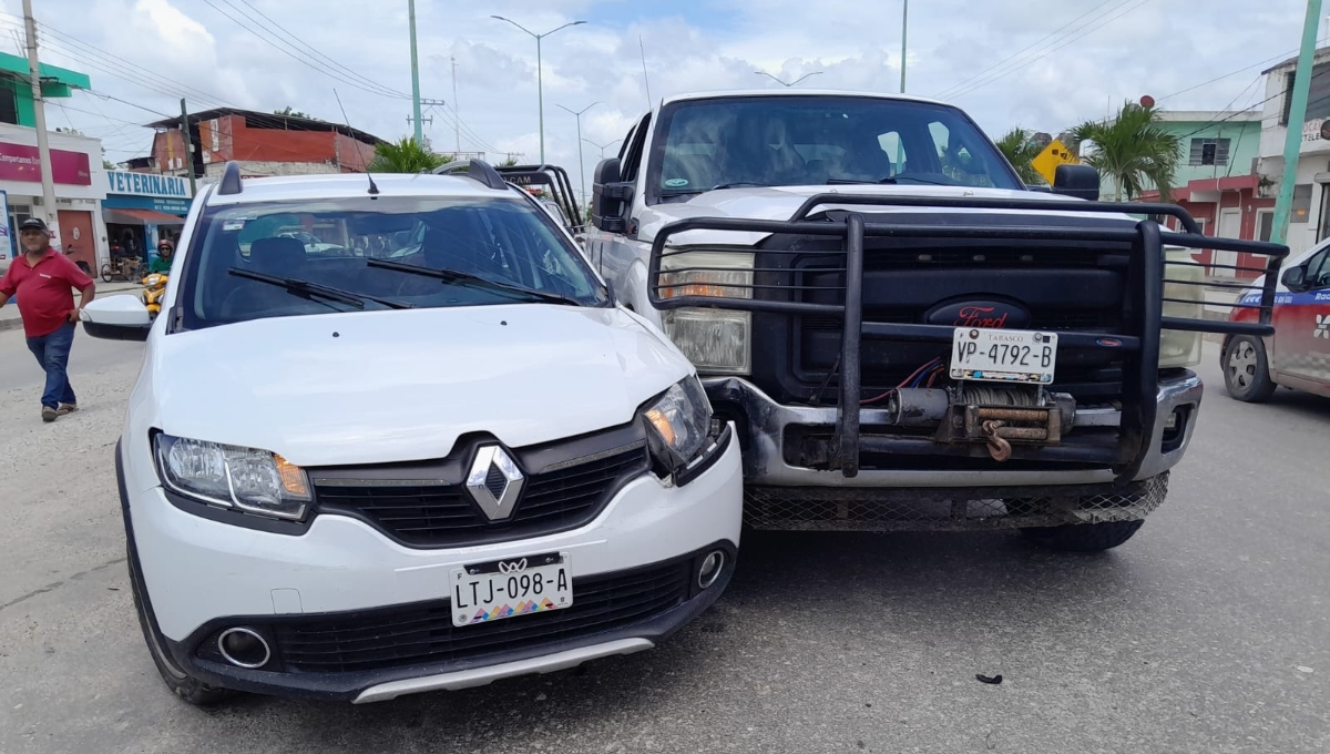 Choque entre un auto y una camioneta en Escárcega deja grandes daños materiales