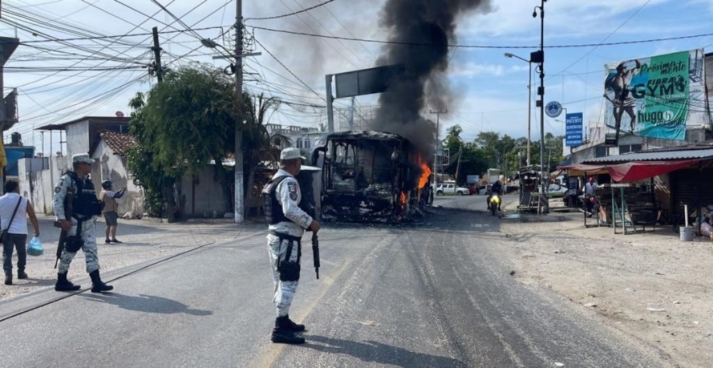 Elementos de la policía estatal retiraron las unidades del transporte público incendiadas que bloqueaban esta arteria vial
Elementos de la policía estatal retiraron las unidades del transporte público incendiadas que bloqueaban esta arteria vial