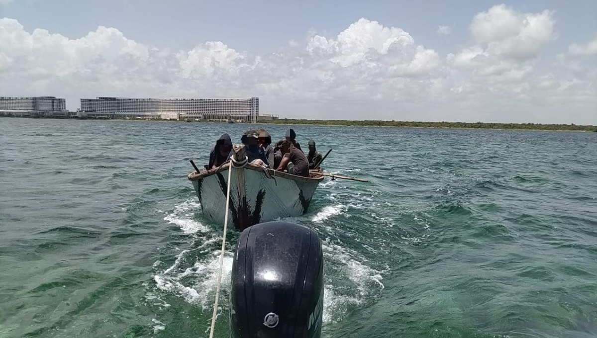 Rescatan a 12 cubanos en un barca cerca de Punta Nizuc en Cancún